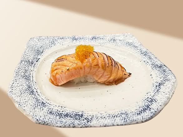 N. 炙烧三文鱼寿司 Seared Salmon Sushi